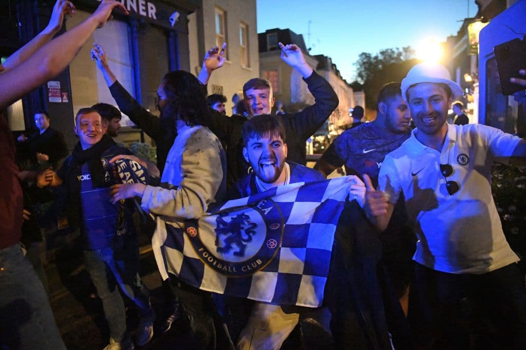 Los aficionados del Chelsea salen de sus casas para celebrar en las calles su segundo título de la UEFA Champions League.