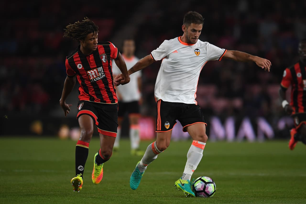 Álvaro Medrán, volante español de 25 años, finalizó su contrato con el Valencia. Busca acomodo en segunda división de España.