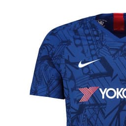 Después de que se filtrara hace unos días, este jueves el Chelsea confirmó la que será su playera titular de la próxima temporada la cual le hace honor a Stamford Bridge en su fondo con imagenes de su estructura. ¿Te gusta el nuevo jersey de los Blues?