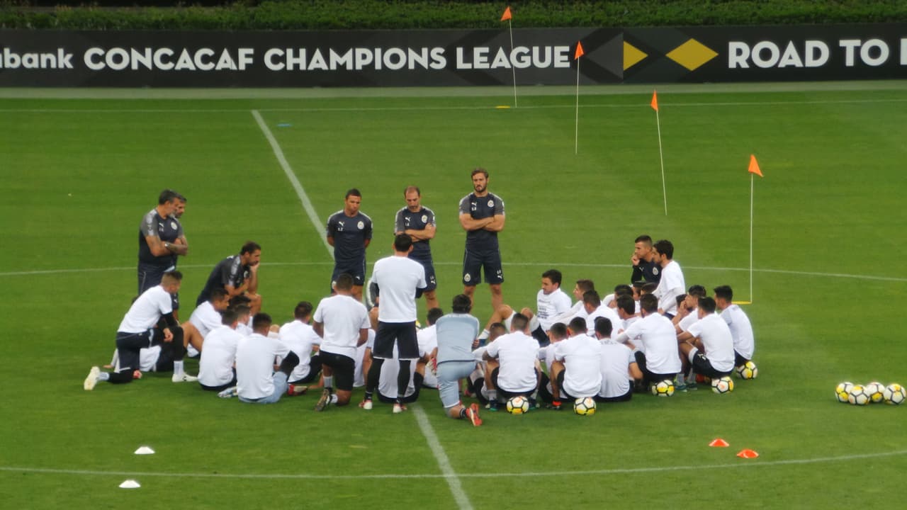 La polémica se tomó el último entrenamiento de las Chivas antes de la final de la Concacaf Liga de Campeones en el estadio Akron. Los jugadores del Rebaño cumplieron la sesión con unas playeras de protesta por la deuda que tiene la directiva con ellos en cuanto a unos premios pactados. El ambiente se caldea a menos de 24 horas del decisivo partido ante Toronto F.C.