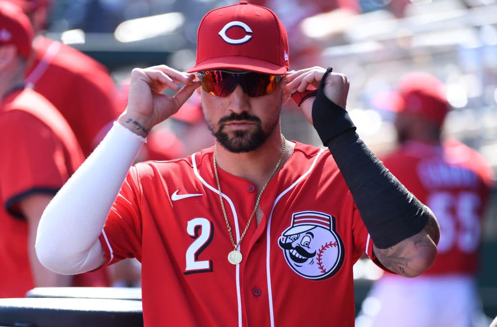 Nick Castellanos se acomoda los lentes previo al choque de los Cincinnati Reds contra los Texas Rangers en el Goodyear Ballpark de Arizona.