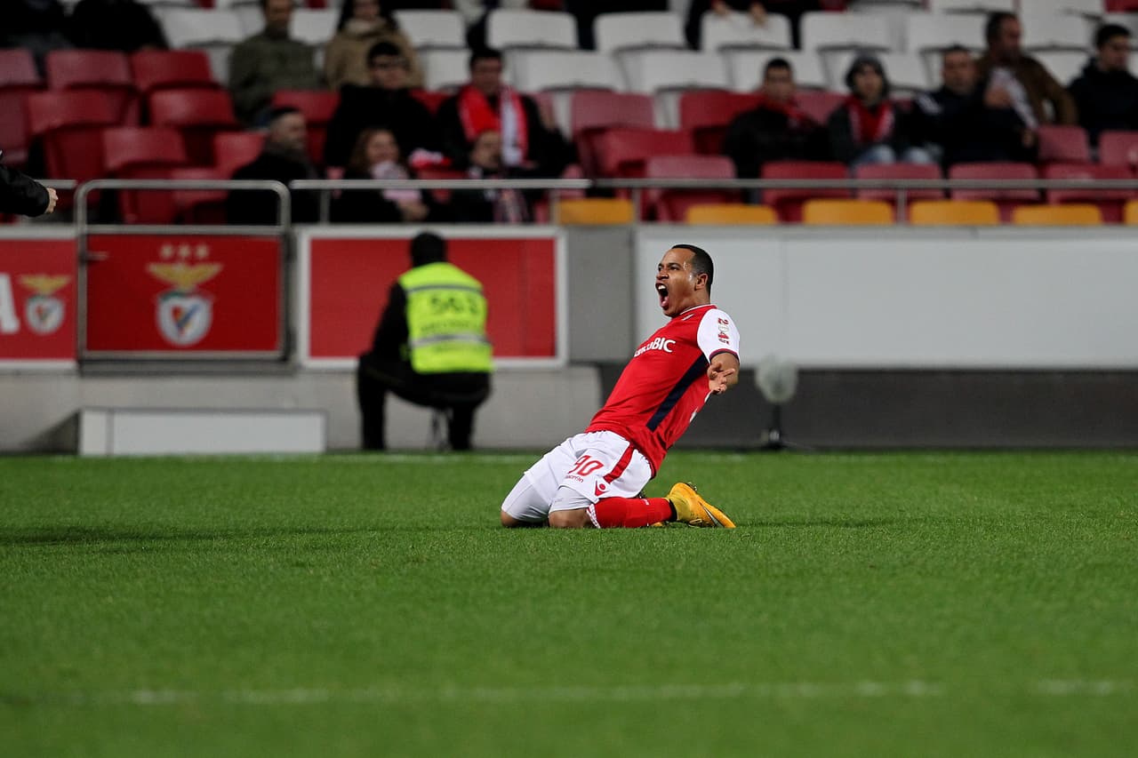 Con los lusos estuvo tan solo dos temporadas, pero dejó tan buenas sensaciones que con 19 anotaciones fue traspasado de manera definitiva al Olympiacos.