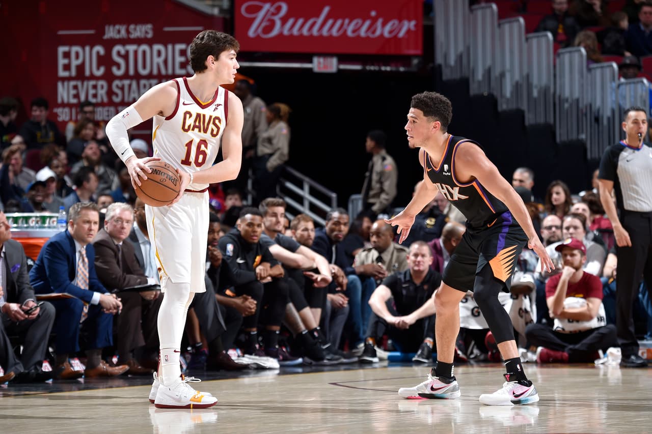 Si bien Devin Booker consiguió 30 puntos, la cifra más alta del partido, los Cavs contrarestaron con una gran presentación de Cedi Osman, Kevin Love, Ante Zizic y Jordan Clarkson, todos superando la barrera de los 15 puntos.