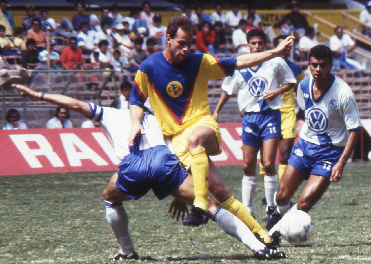 Hijo de un ídolo, se supo convertir en una leyenda. Zague (1985-1998) escribió su propia historia con goles, desbordes por la banda y mucho amor a la camiseta.