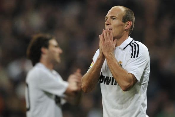 Arjen Robben llegó al Madrid procedente del Chelsea en una operación que les costó mucho a los merengues; para mala ofrtuna del holandés las lesiones y el pobre fútbol lo marginaron del equipo. Robben sólo hizo 13 tantos en 63 encuentros.