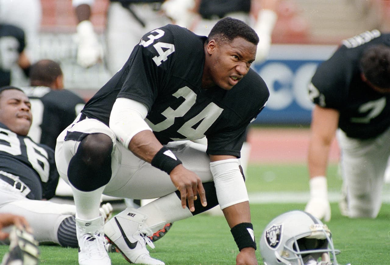 Pero también tuvo una carrera en el fútbol profesional con los Oakland Raiders, de 1987 a 1990, siendo apenas cuatro años pero en los que dejó huella.