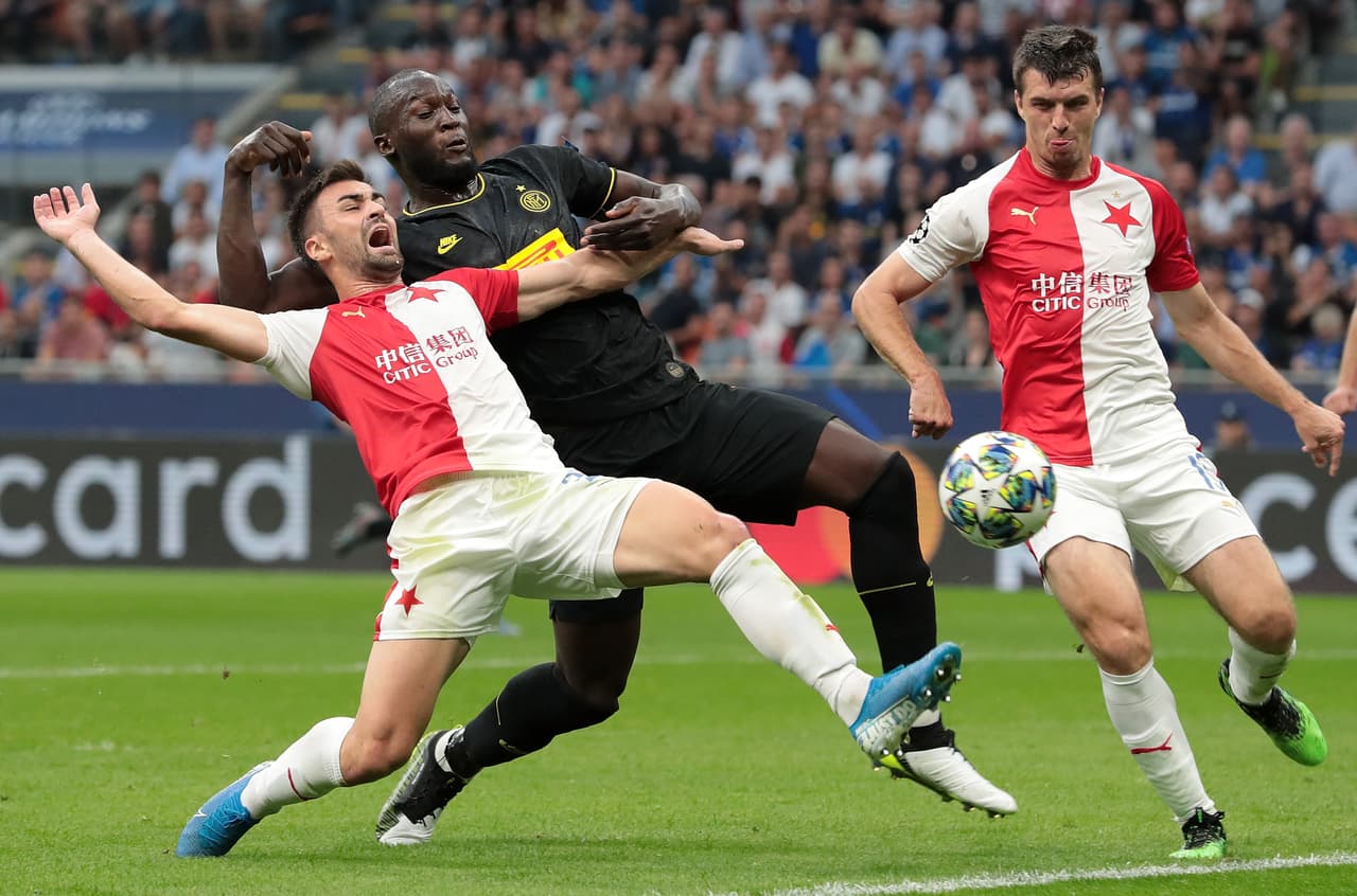 Ambos equipos son líderes de sus ligas; el Inter de la Serie A con paso perfecto y el Slavia de la Liga Checa con 23 puntos de 27 posibles.
<br>