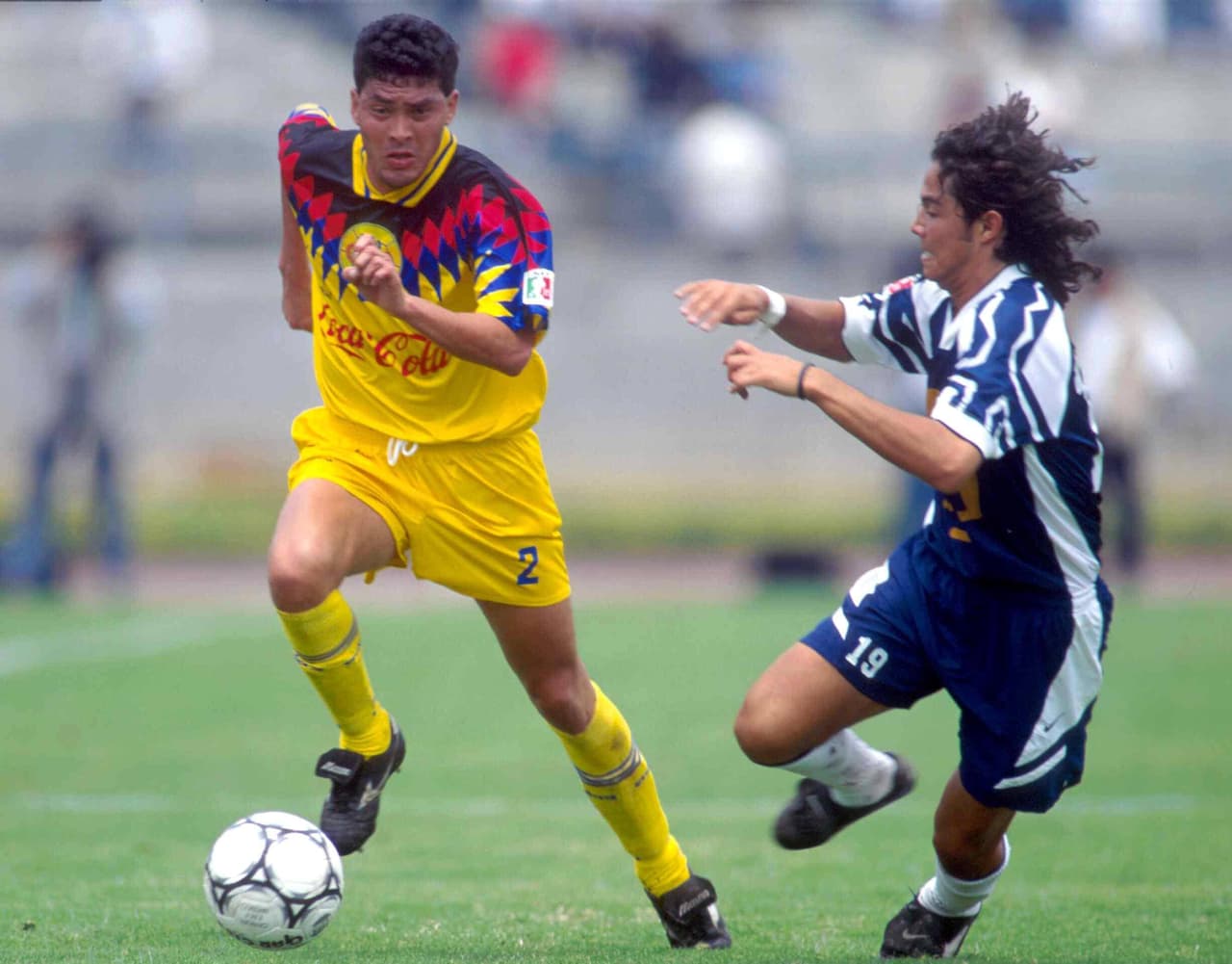 Juan Hernández (1988-1996) es el dueño, de todos los tiempos, de la banda derecha americanista. No ha habido un jugador con tanta entrega como él.