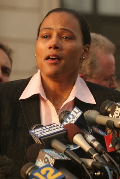 En octubre de 2007, la Federación Internacional de Atletismo suspendió por dos años a la velocista estadounidense Marion Jones y la despojó de todos sus logros deportivos a partir del año 2000, incluyendo las cinco medallas, tres de ellas de oro en los Juegos Olímpicos de Sídney 2000 por dar positivo por un control antidopaje por EPO.