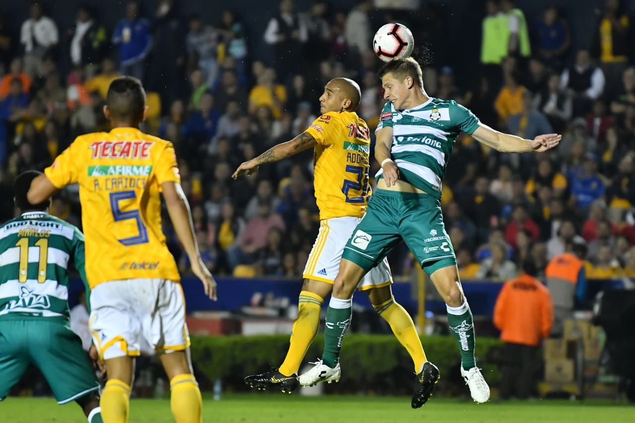 Santos buscaba conectar en el área con su espigado delantero, el argentino Julio Furch, pero las pelotas que llegaban eran muy divididas y eso complicaba más las cosas a los visitantes.