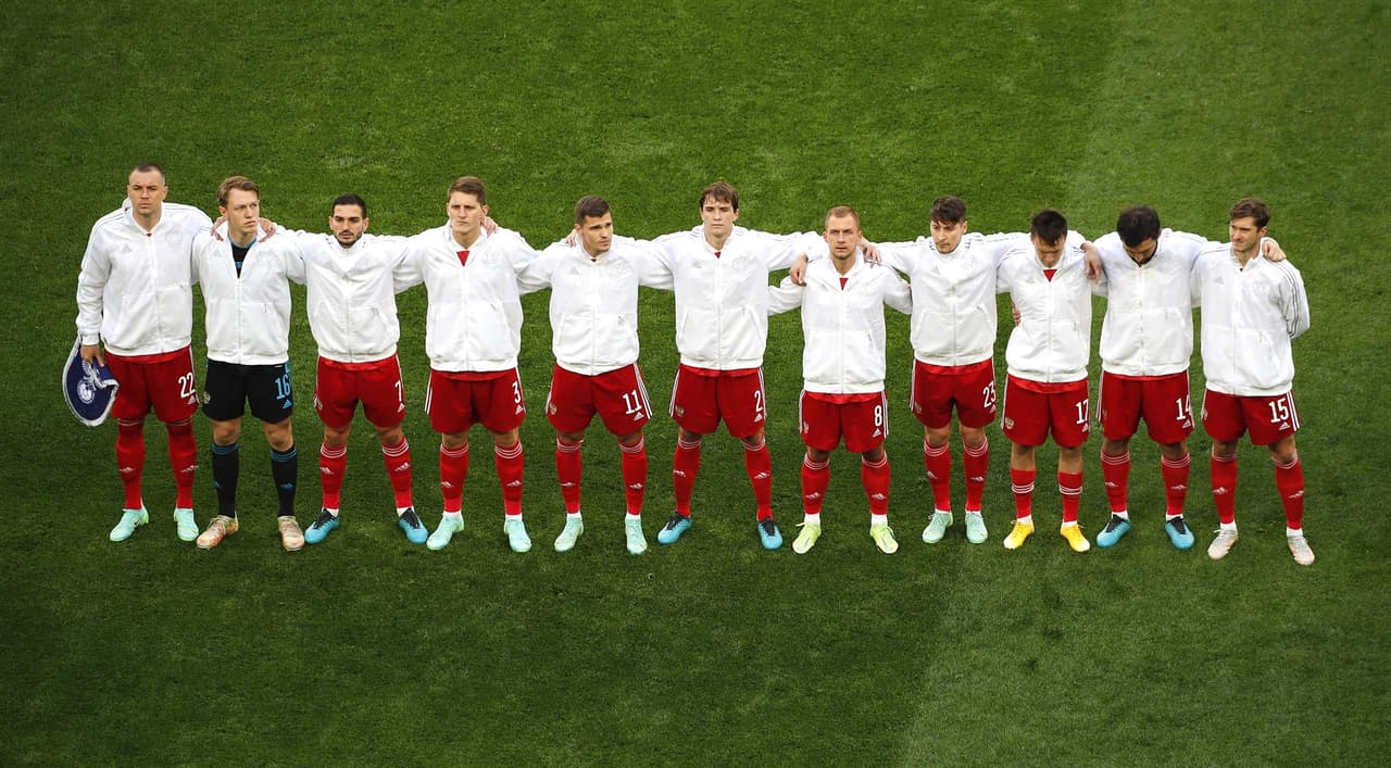 Rusia consigue su primera victoria tras derrotar 1-0 a Finlandia durante la segunda jornada del Grupo B en la Euro 2020. Parecía que los visitantes ponían el primer gol del encuentro pero, tras revisión del VAR, se anulaba la anotación. Ya al filo de la primera mitad, Aleksei Miranchuck anotó el tanto que le dio la victoria a los rusos en San Petersburgo.