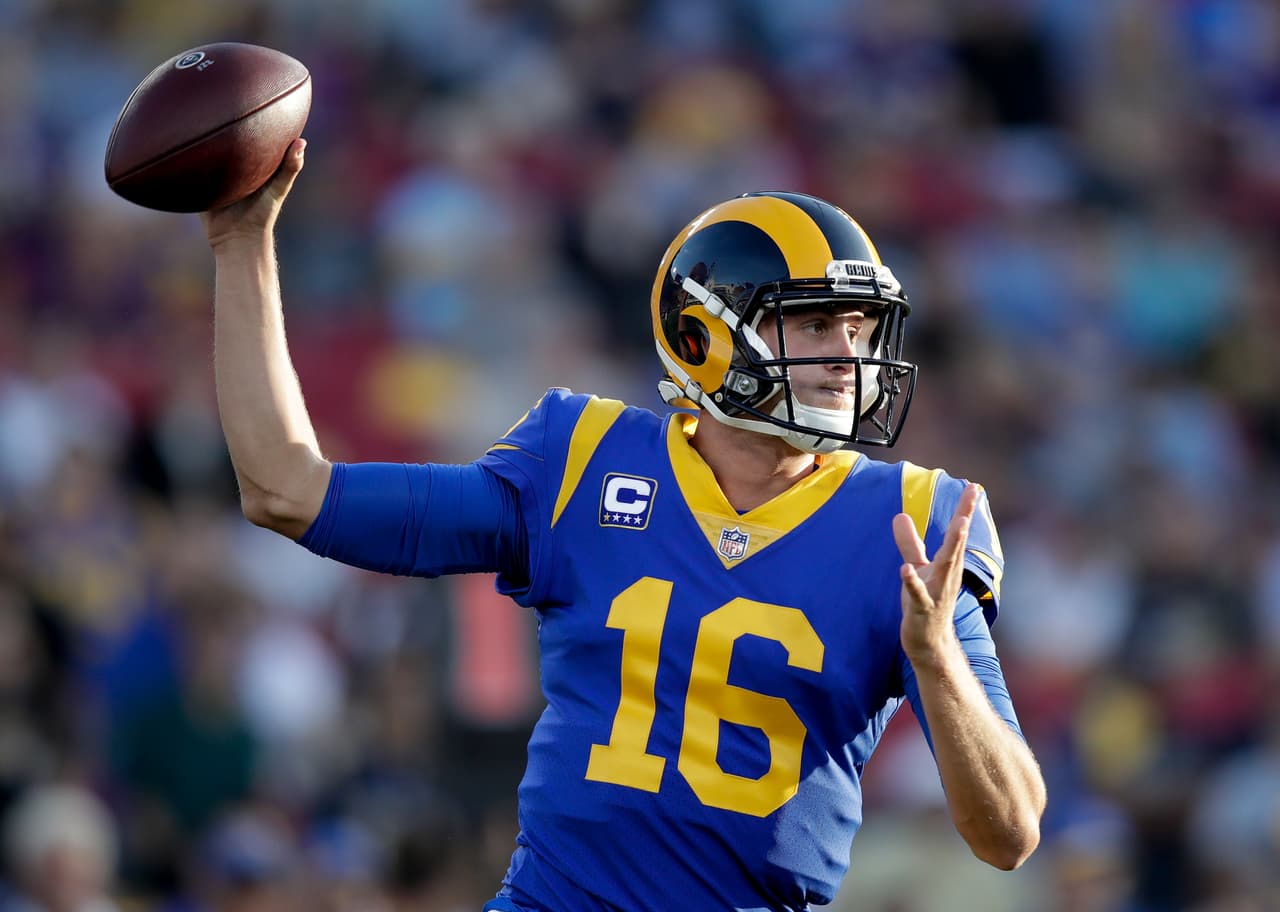 Jared Goff acabó con números para dejar boquiabiertos a muchos. El joven pasador de los Rams completó 26 de 33 envíos para ganancia de 465 yardas con cinco pases de anotación.