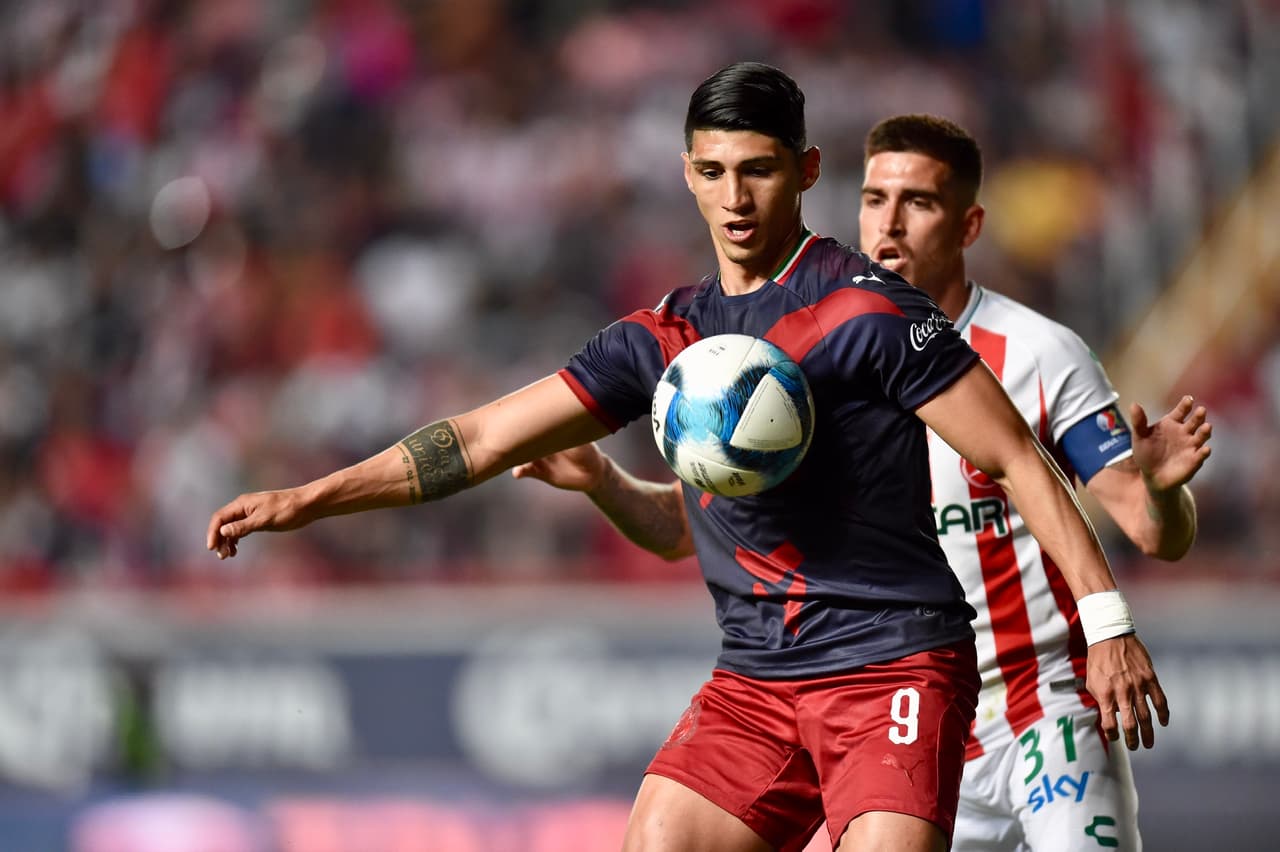 Alan Pulido se mantuvo muy activo en el ataque rojiblanco pero fue controlado por los defensores.