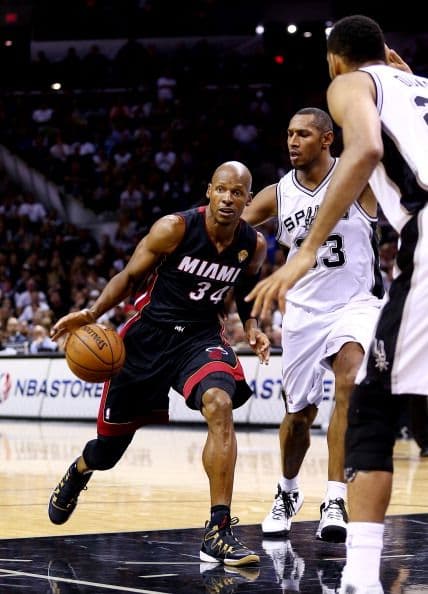 Todo o nada. Dispuestos a dejar la vida en la cancha San Antonio fue por su quinto campeonato mientras Miami buscaba salir de la mala racha 3-1 pese a que ningún equipo en la historia lo había logrado en una final. San Antonio apaleó a Miami.          