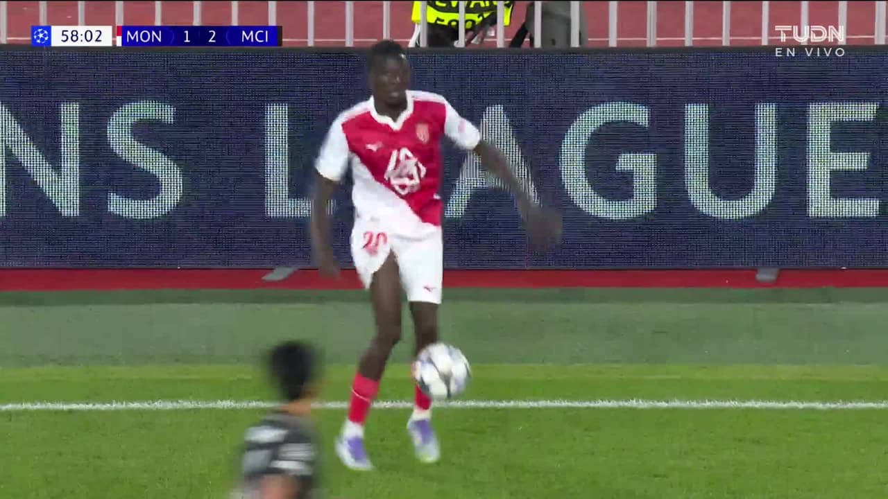 ¡TIRO ATAJADO! disparo por Maghnes Akliouche.