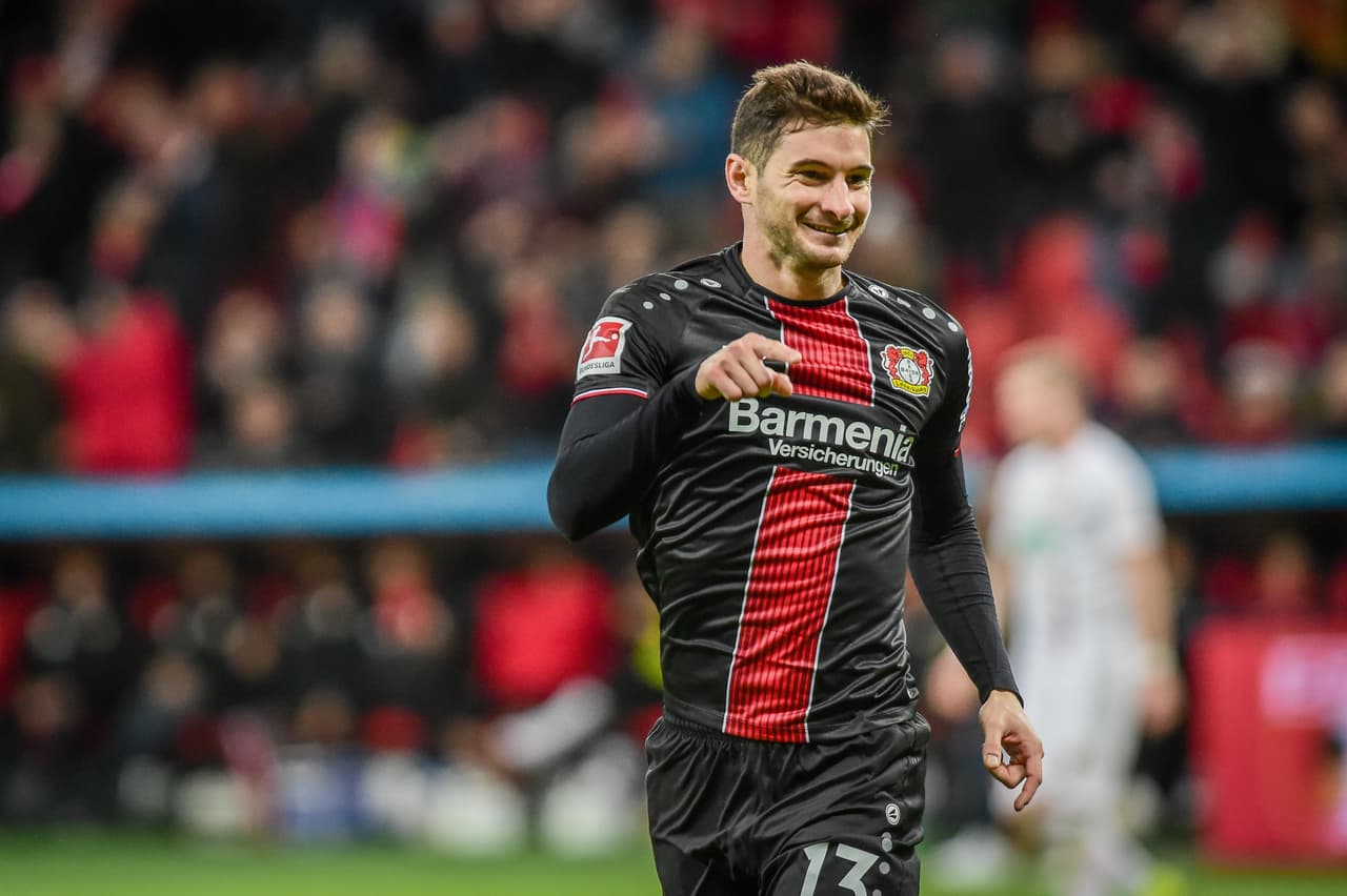 ¿Al Betis? Se dice que en el caso de que Antonio Sanabria salga a Italia, los andaluces ya tiene su reemplazo en el delantero Lucas Alario.