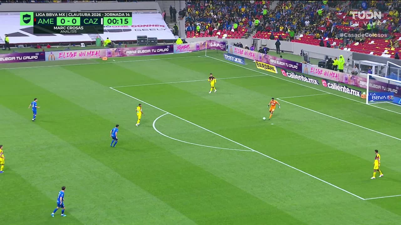 Arranca el partido y la pelota está en juego.