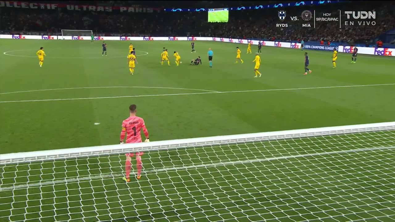 ¡CERCA! Ousmane Dembélé disparó que se estrella en el poste.