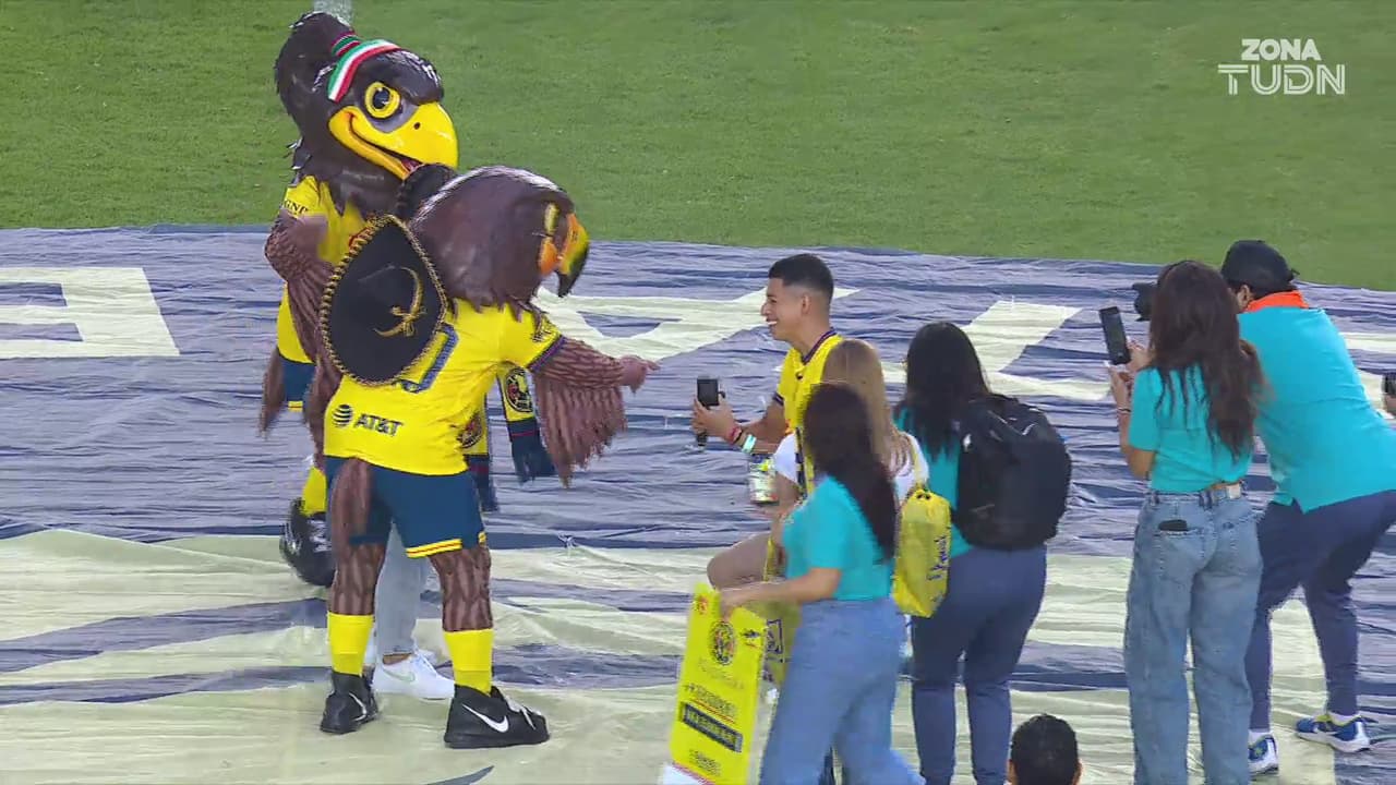 Clásico, pide matrimonio a medio partido y...