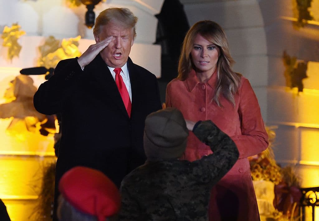 Donald Trump saludando a un niño disfrazado de soldado.