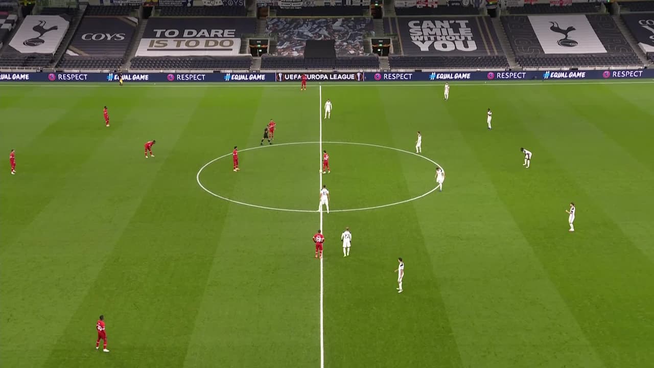 Arranca el partido y la pelota está en juego.