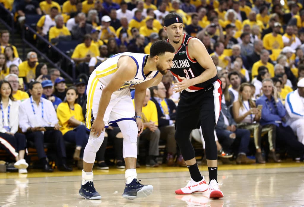 Se dio también el esperado encuentro entre los hermanos Stephen y Seth Curry, aunque el jugador de los Trail Blazers apenas encestó uno de siete intentos y se fue con tres unidades en una noche pésima.