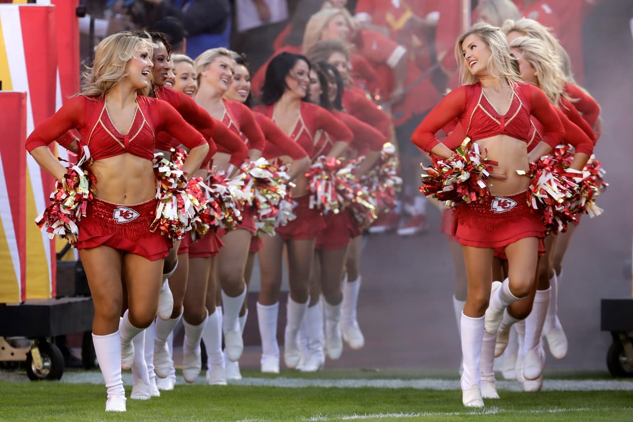 Son hermosas, tienen energía y sus bailes le dan alegría al ambiente en los estadios de la NFL: sin duda, las porristas tienen un papel muy especial para el espectáculo del fútbol americano.