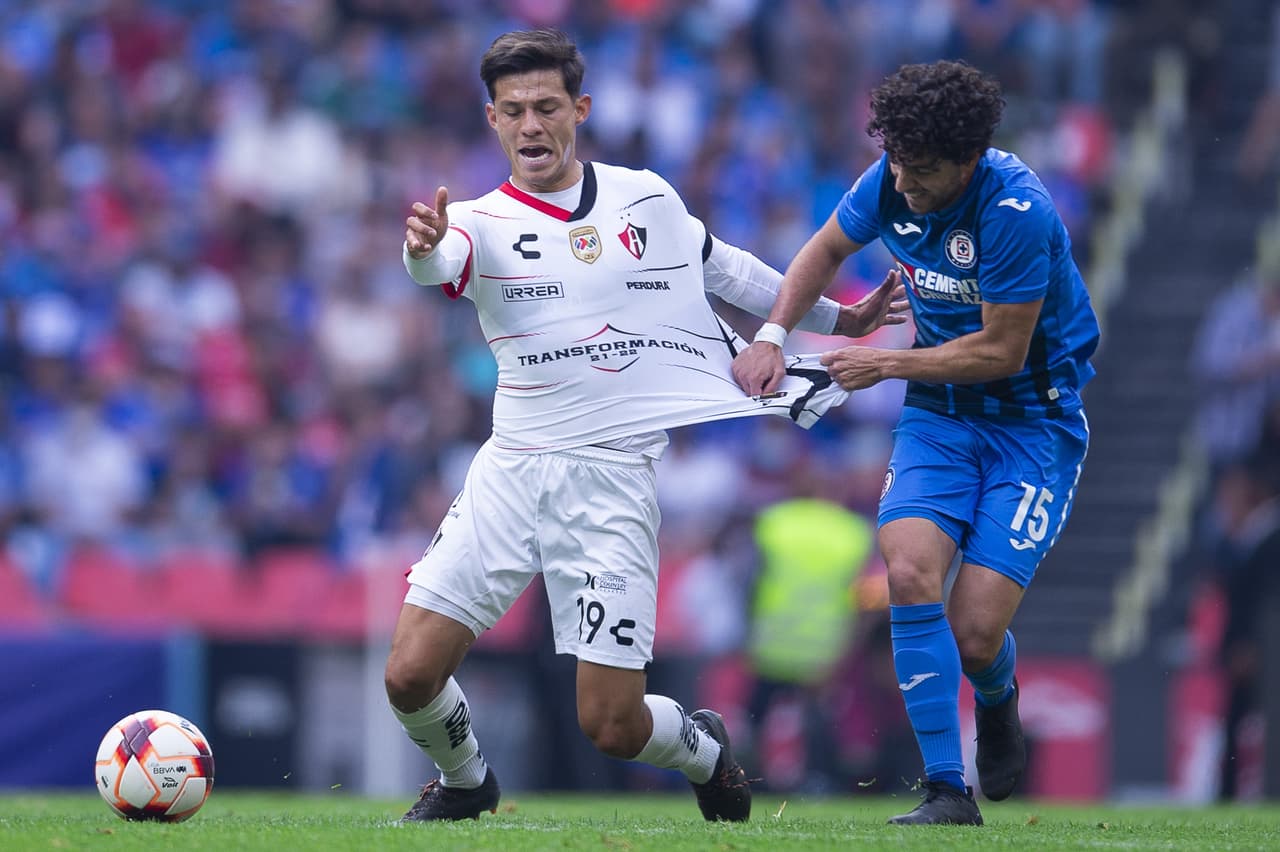 Cruz Azul sufrió pero logró derrotar al campeón que vio como le anulaban dos goles y terminó encima de los Cementeros.