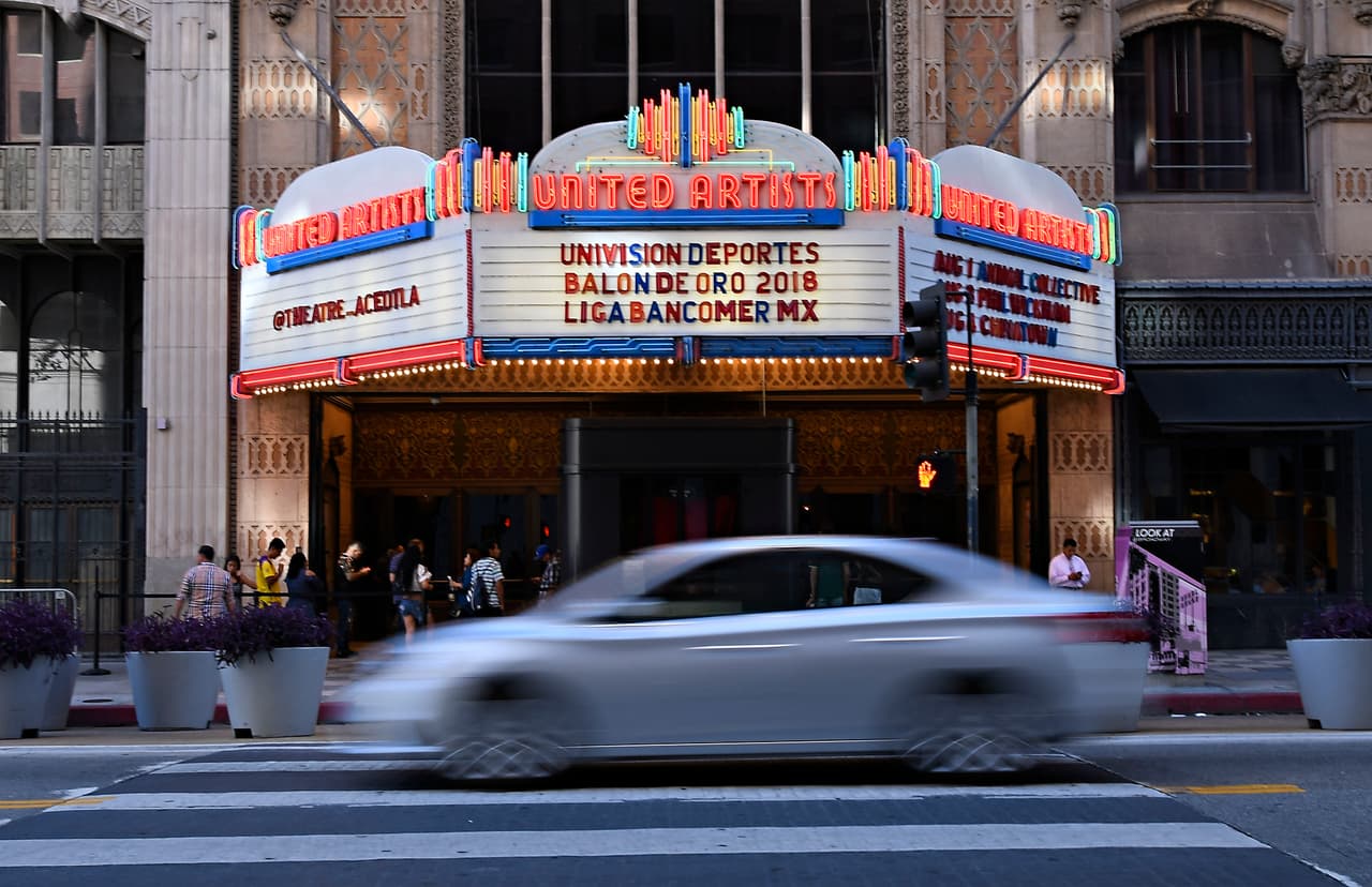 Una mirada por fuera al recinto en el que se llevó a cabo la entrega del Balón de Oro 2018 de la Liga MX, el ACE Theater en la ciudad de Los Ángeles.