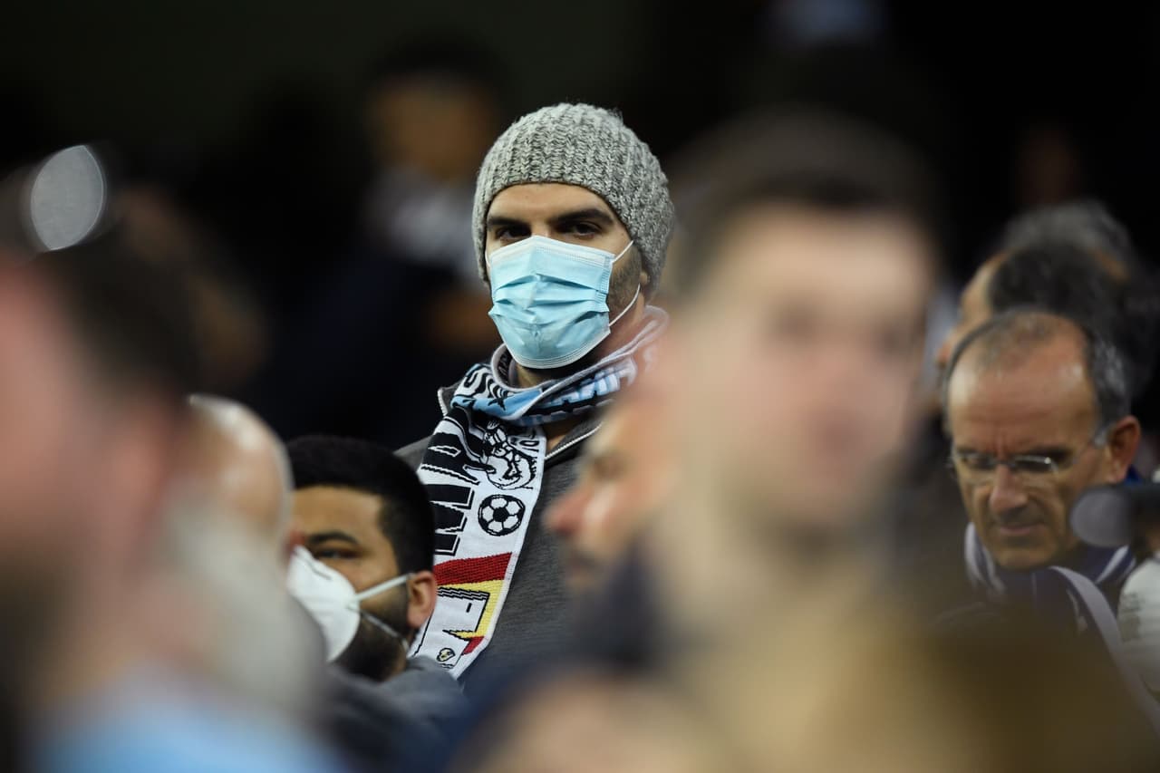 Así se protegen del coronavirus los aficionades en el Santiago Bernabéu.