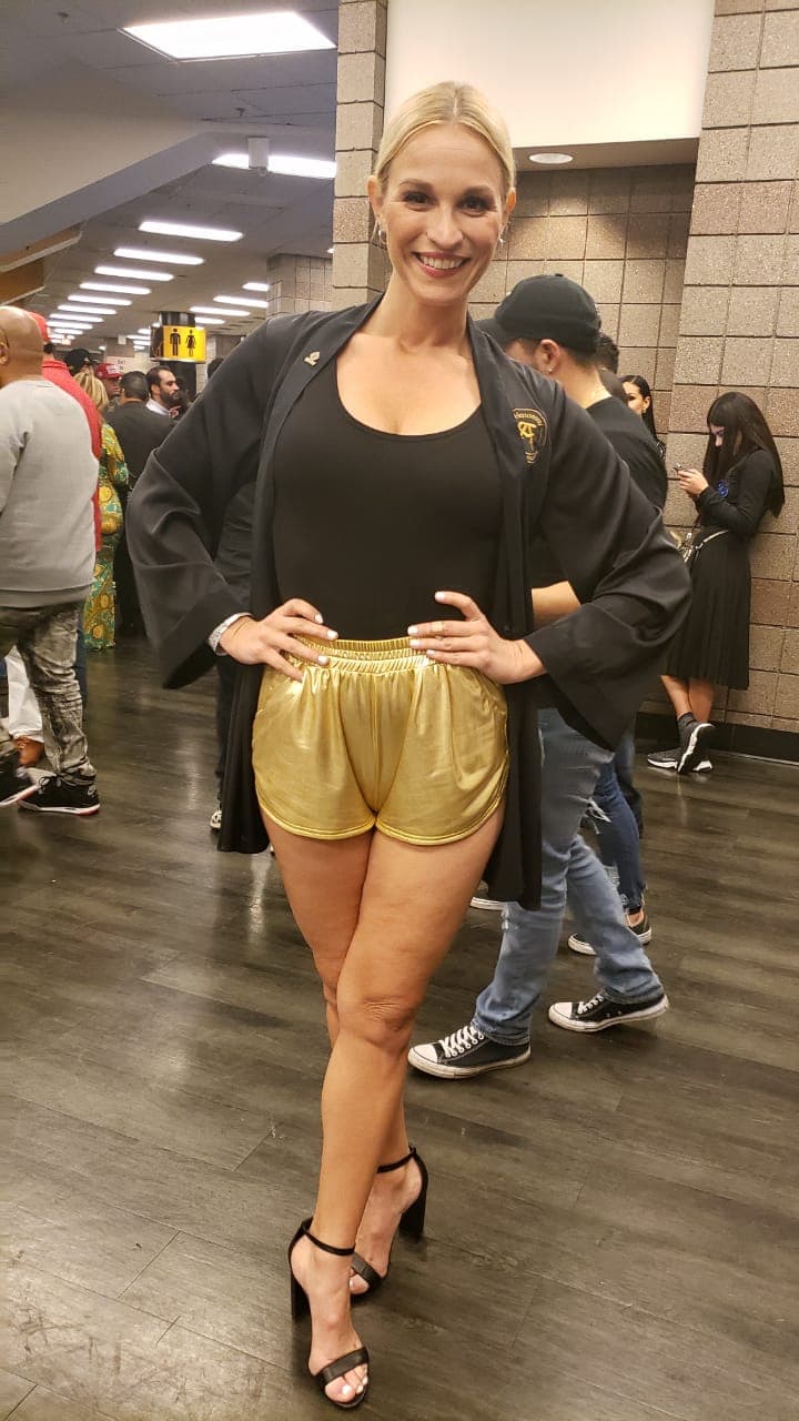 Gran expectativa para presenciar la pelea por el título semipesado de la OMB y las mujeres no quieren perderse esta batalla en el ring.