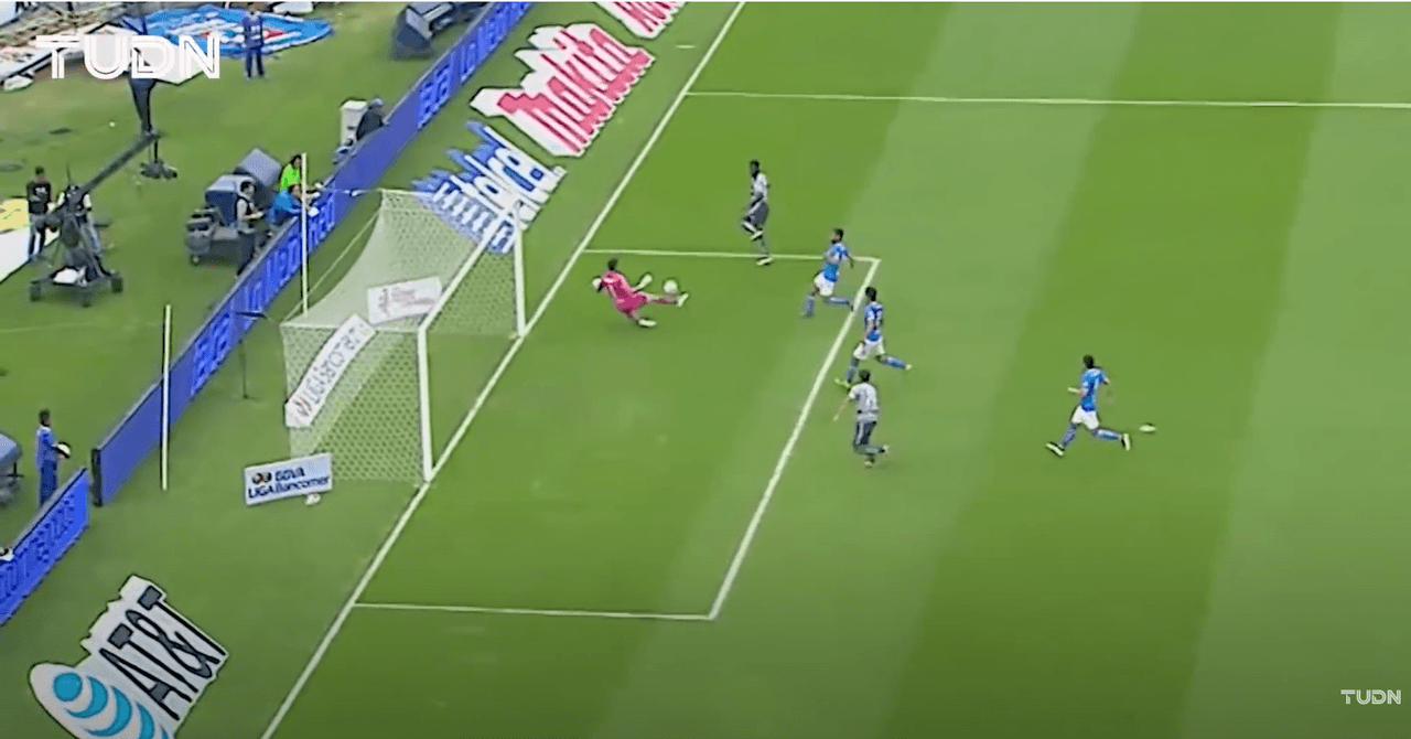 <b>Con el zapato </b>
<br>Uno de los últimos juegos de Cruz Azul en casa fue ante Santos Laguna, el portero simple y sencillamente estiró el pie para defender su portería y evitó un gol con una reacción asombrosa.