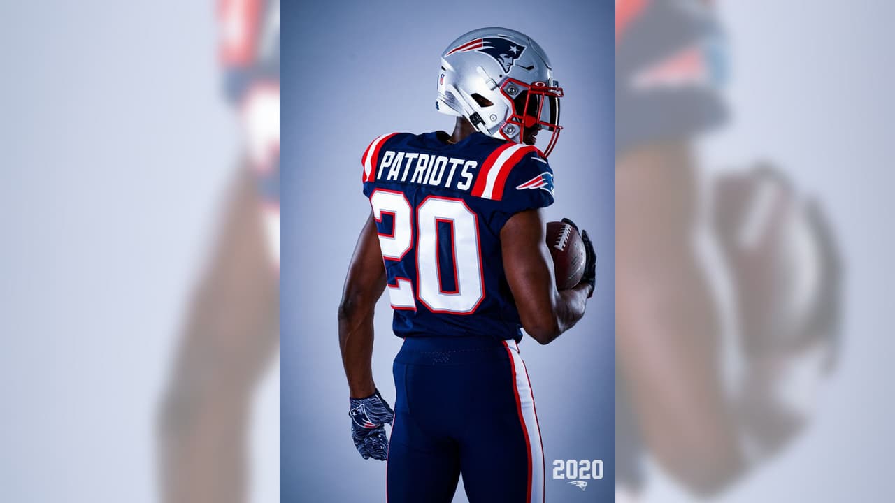 Los Patriots ya sin la presencia de Brady y en modo de reestructuración presentaron su nueva indumentaria para la temporada 2020 en la NFL. El color azul es muy similar al modelo color rush y el blanco es una adaptación combinando con las licras azules.
