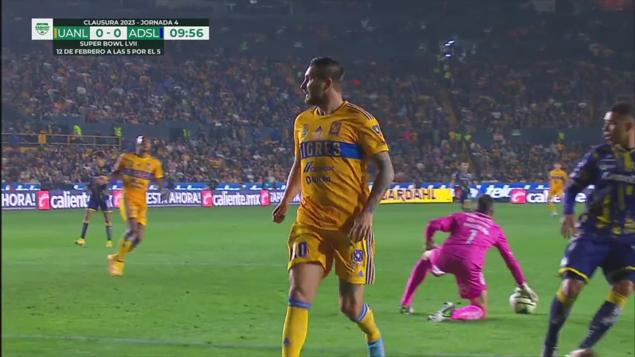 ¡La quería hacer de lujo! Gignac intenta y Barovero achica