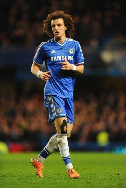En la defensa central David Luiz tiene un lugar entre los mejores del mundo. El brasileño es fuerte y seguro en la parte de atrás. Se rumora que Barcelona lo ha buscado, sin embargo, aquí el principal problema tiene nombre y apellido: José Mourinho. Es difícil que el técnico de Chelsea lo deje salir.