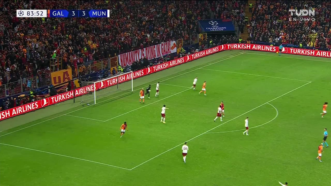 ¡CERCA! Bruno Fernandes disparó que se estrella en el poste.