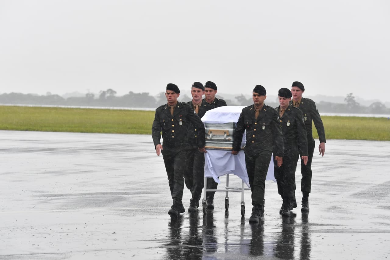 Miembros del ejército descargan el primero de dos aviones de la fuerza aérea brasileña que llevaban los restos de los miembros del equipo del club de fútbol Chapecoense Real.