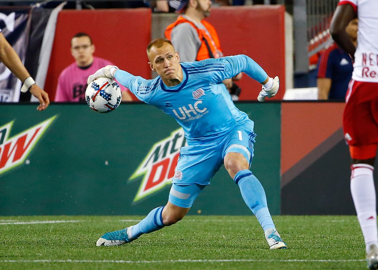 Cody Cropper mantuvo su arco en ceros con cuatro atajadas mientras que el ataque de New England Revolution acababa con el Philadelphia Union, quienes cayeron goleados por 3-0.