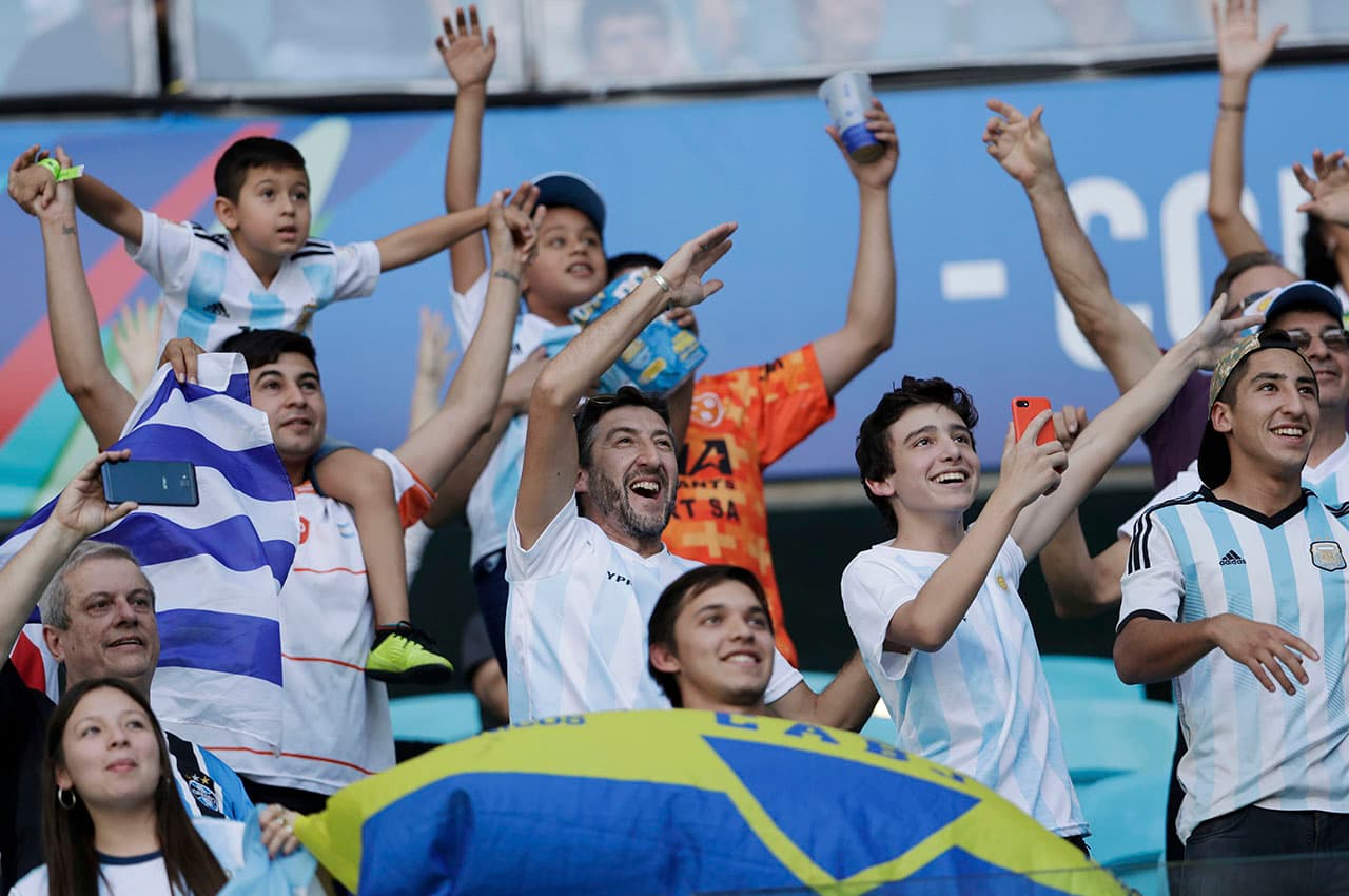Los fanáticos de la Albiceleste confían en Lionel Messi para que Argentina logre la clasificación contra Catar en la Arena do Gremio de Porto Alegre.