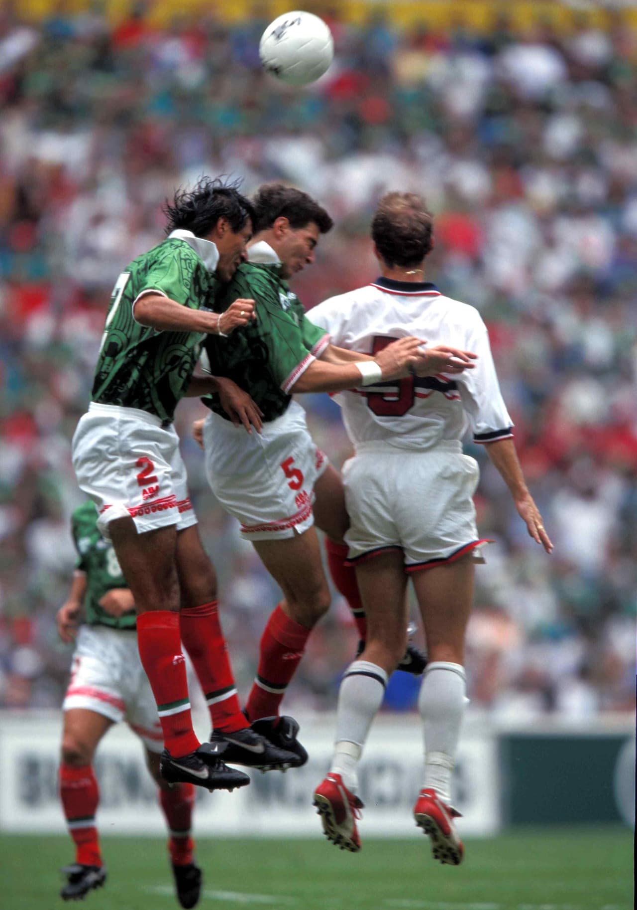 La mayoría de las imágenes de ese partido son de duelos aéreos, lo que ilustra que México cayó en la trampa estadounidense.