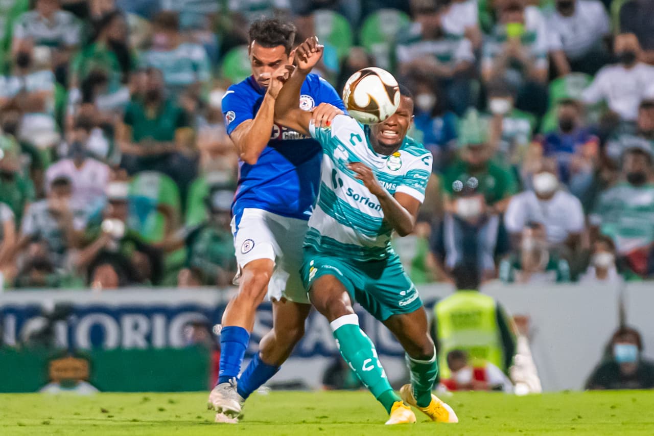 Luis Romo se encarga de darle la ventaja a Cruz Azul luego de vencer 0-1 a Santos en el Estadio Corona.