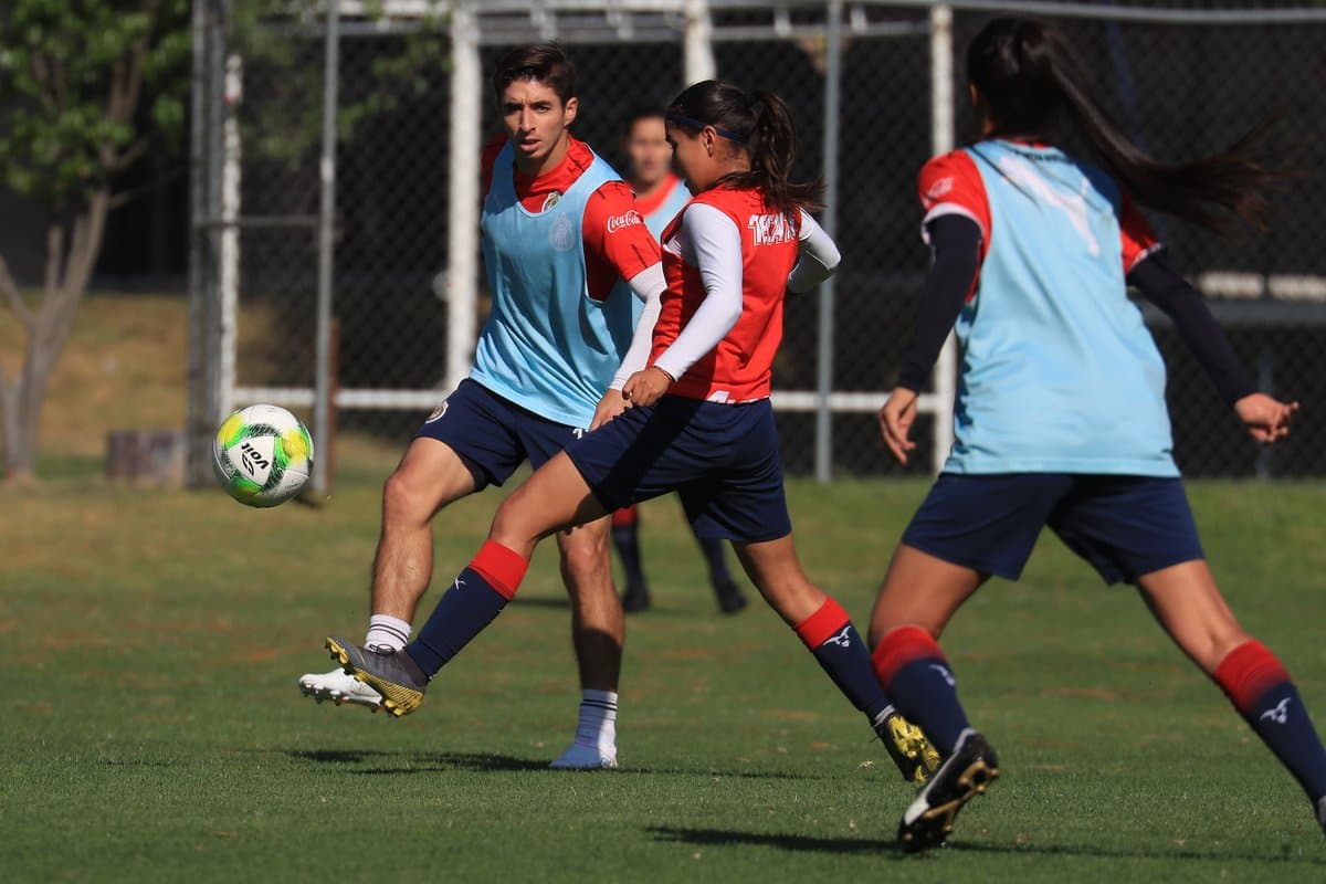 El equipo Rojo
<b> </b>estuvo integrado por: Raúl Gudiño, Josecarlos Van Rankin, Priscila Padilla, Hiram Mier, Andrea Sánchez, Jesús Molina, Miriam Castillo, Norma Palafox, Nicole Pérez, Ronaldo Cisneros y Guillermo Madrigal, todos bajo las órdenes de José Cardozo.