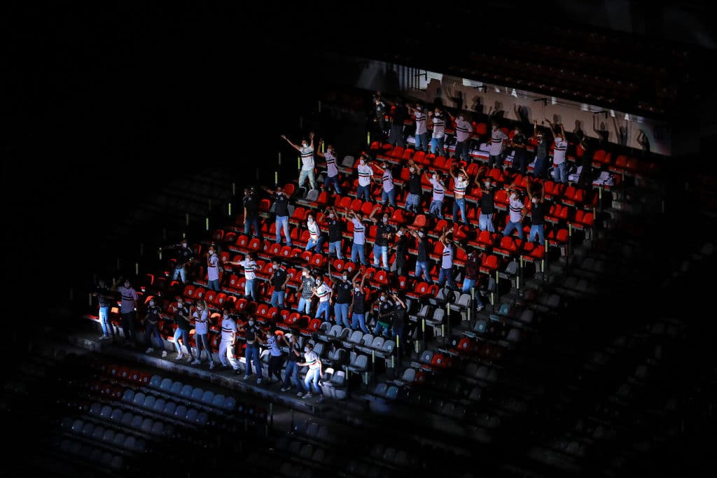 Con un espectáculo repleto de luces, rayos láser y bailes, la Federación Mexicana de Futbol presentó el nuevo logotipo o escudo que portarán las nuevas generaciones de futbolistas.