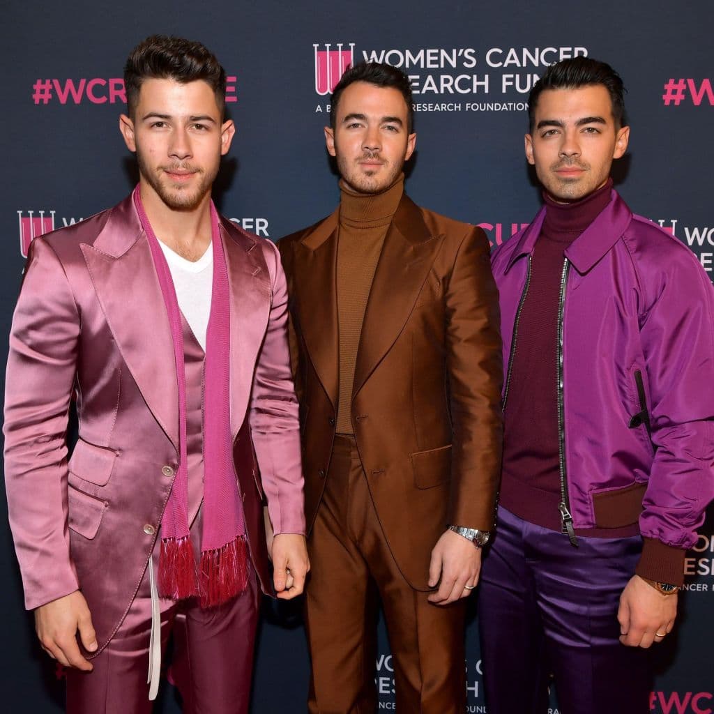 Aunque ya habían lanzado un disco, su fama llegó cunado aparecieron en la película de Camp Rock y posteriormente en su propia serie de Disney ‘Los Jonas Brothers’.