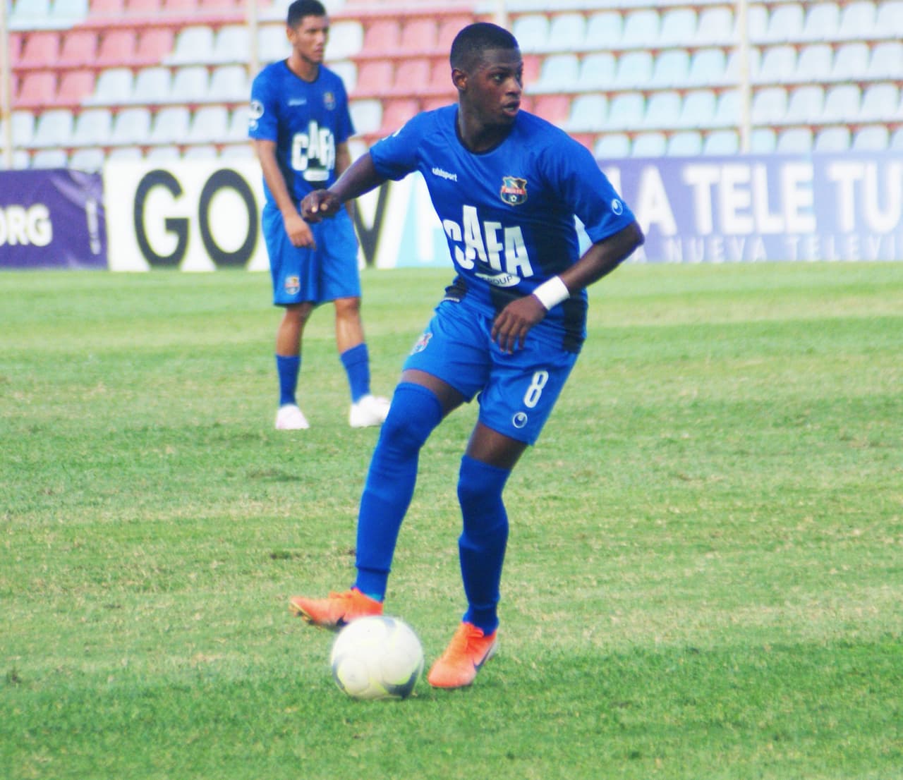 El árbitro central pitó el inicio del partido pero los futbolistas dn vez de jugar, se dedicaron a hablar ya que su decisión de no jugar ya había sido tomada.