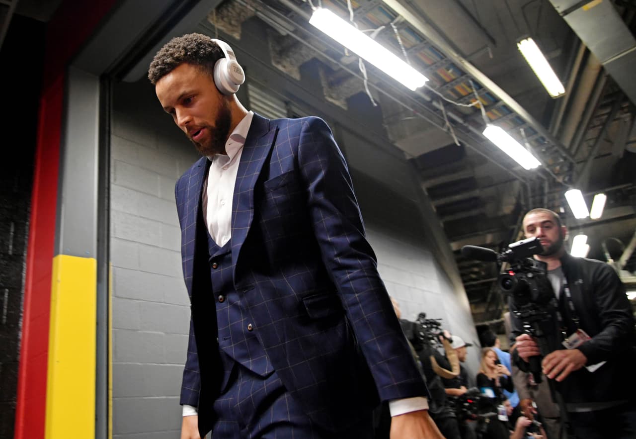 Con una inquebrantable fe de ver a su equipo campeón por primera vez, los aficionados de los Toronto Raptors se dejaron llegar de manera masiva a Scotiabank Arena para atestiguar historia. Aunque la duda se siembra ahora que está por regresar Kevin Durant para este Juego 5. Gran ambiente previo al quinto partido de las Finales de la NBA.