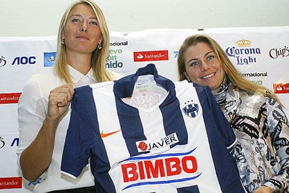 Los Rayados de Monterrey también son populares entre los famosos, Maria Sharapova tuvo en sus manos el 'jersey' durante la presentación del Abierto de Monterrey. (Foto: Twitter)