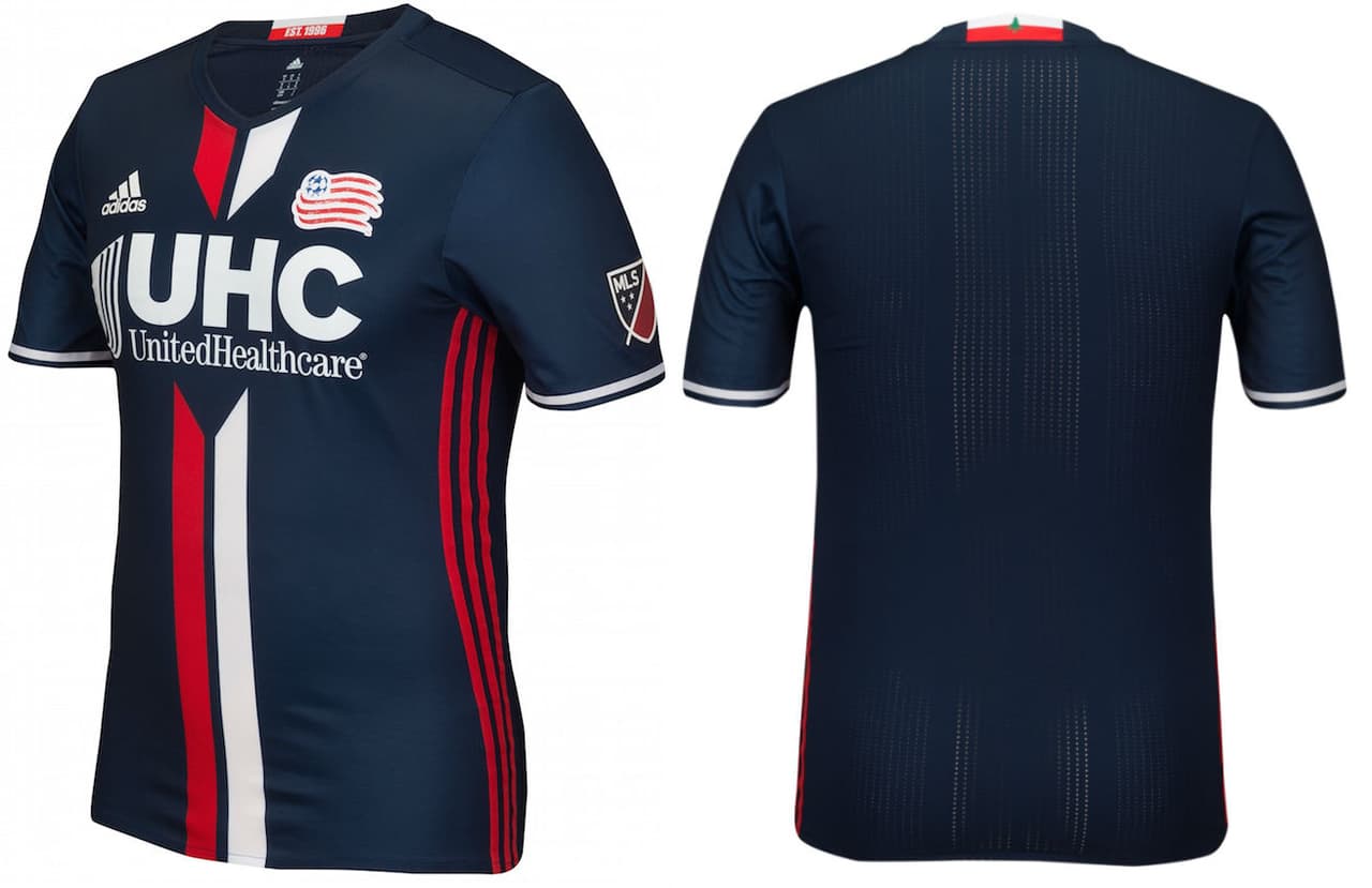 La camiseta de New England Revolution para 2016 está Inspirada en las chaquetas que se lucían en la Guerra de la Revolución estadounidense (de ahí viene el nombre del club) en la casaca presentada en la noche del jueves se destacan las francas rojas y blancas sobre el fondo azul.