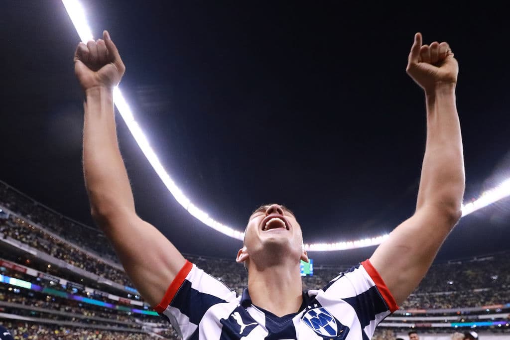 César Montes celebra el campaonato de Rayados con las manos al cielo en el Estadio Azteca.