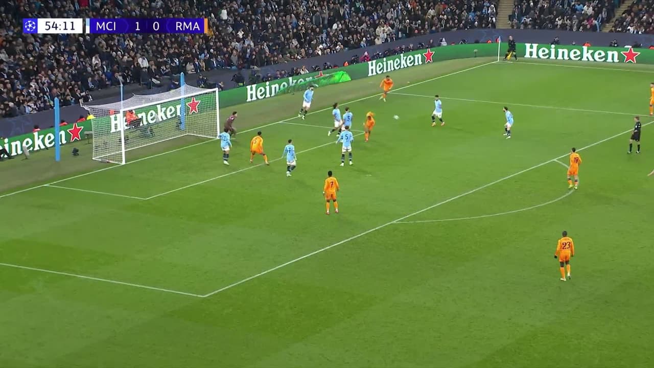 ¡TIRO ATAJADO! disparo por Kylian Mbappé.